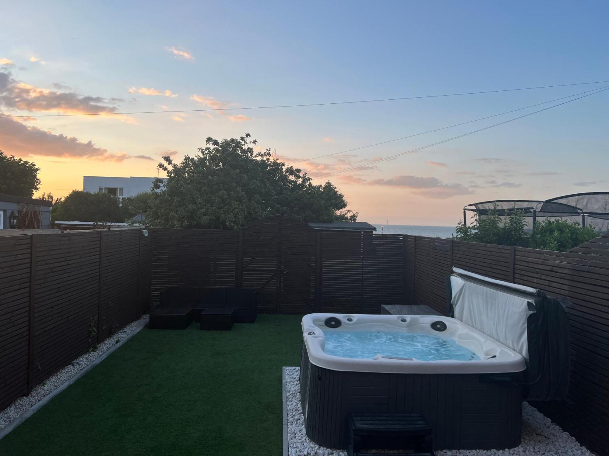 Broadway Beach Home With Hot Tub Herne Bay Bagian luar foto